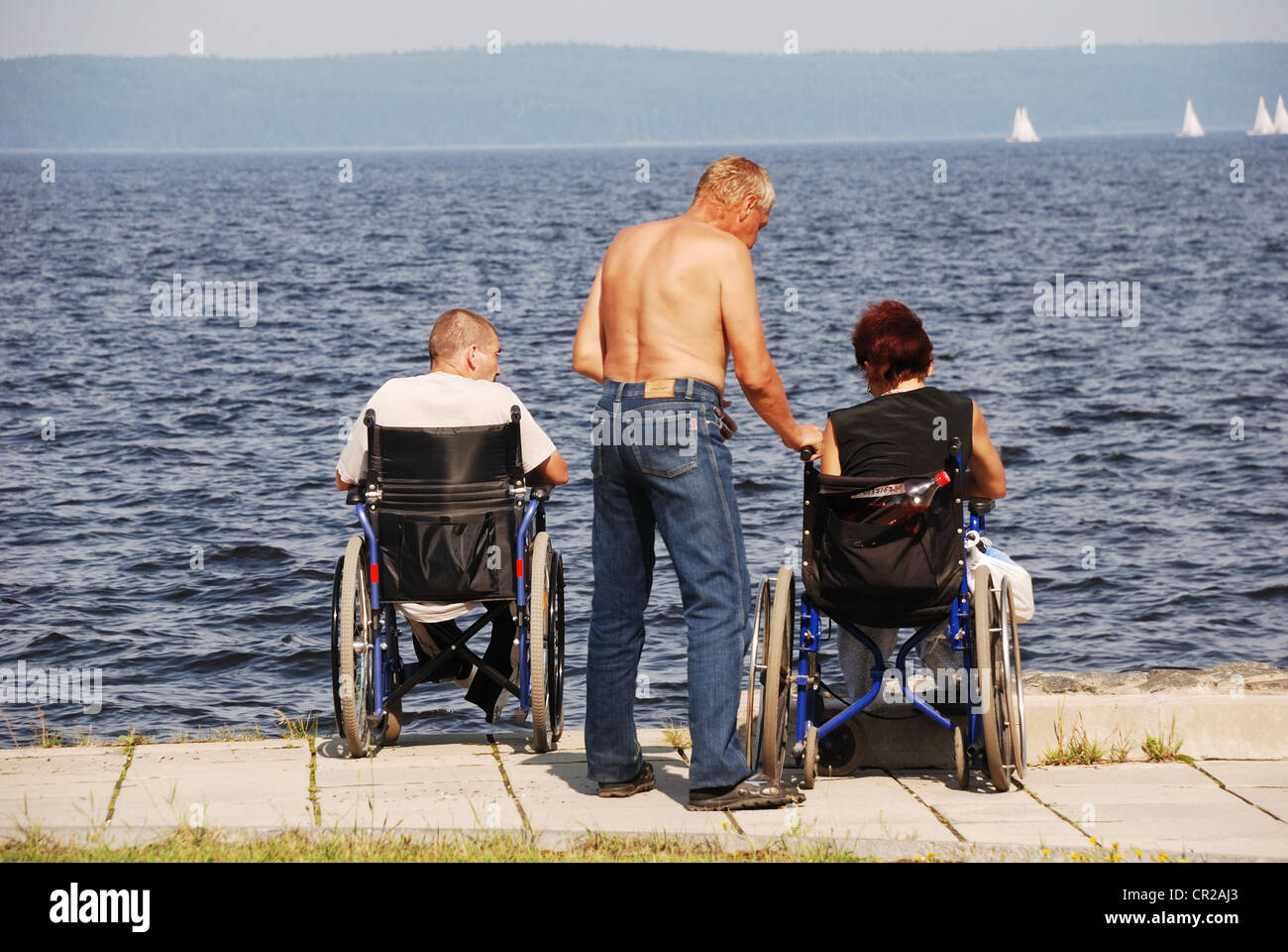 Les personnes handicapées en fauteuil roulant sur la berge du lac Onega à Petrozavodsk pendant la célébration de la ville, Petrozavodsk, Banque D'Images