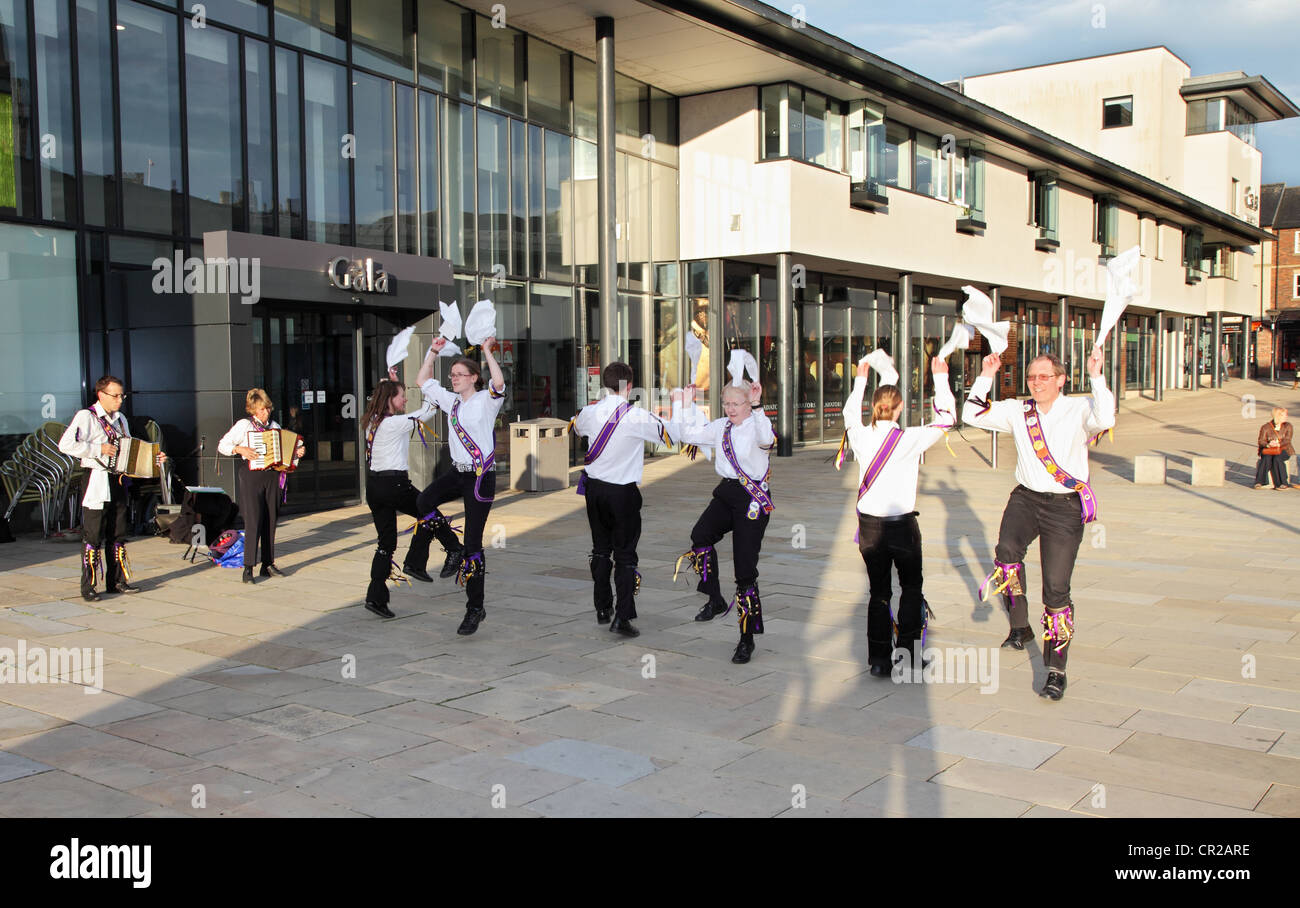 Du côté de la danse folklorique Kern Morris effectuer dans Durham Millennium Square, Angleterre du Nord-Est, Royaume-Uni Banque D'Images