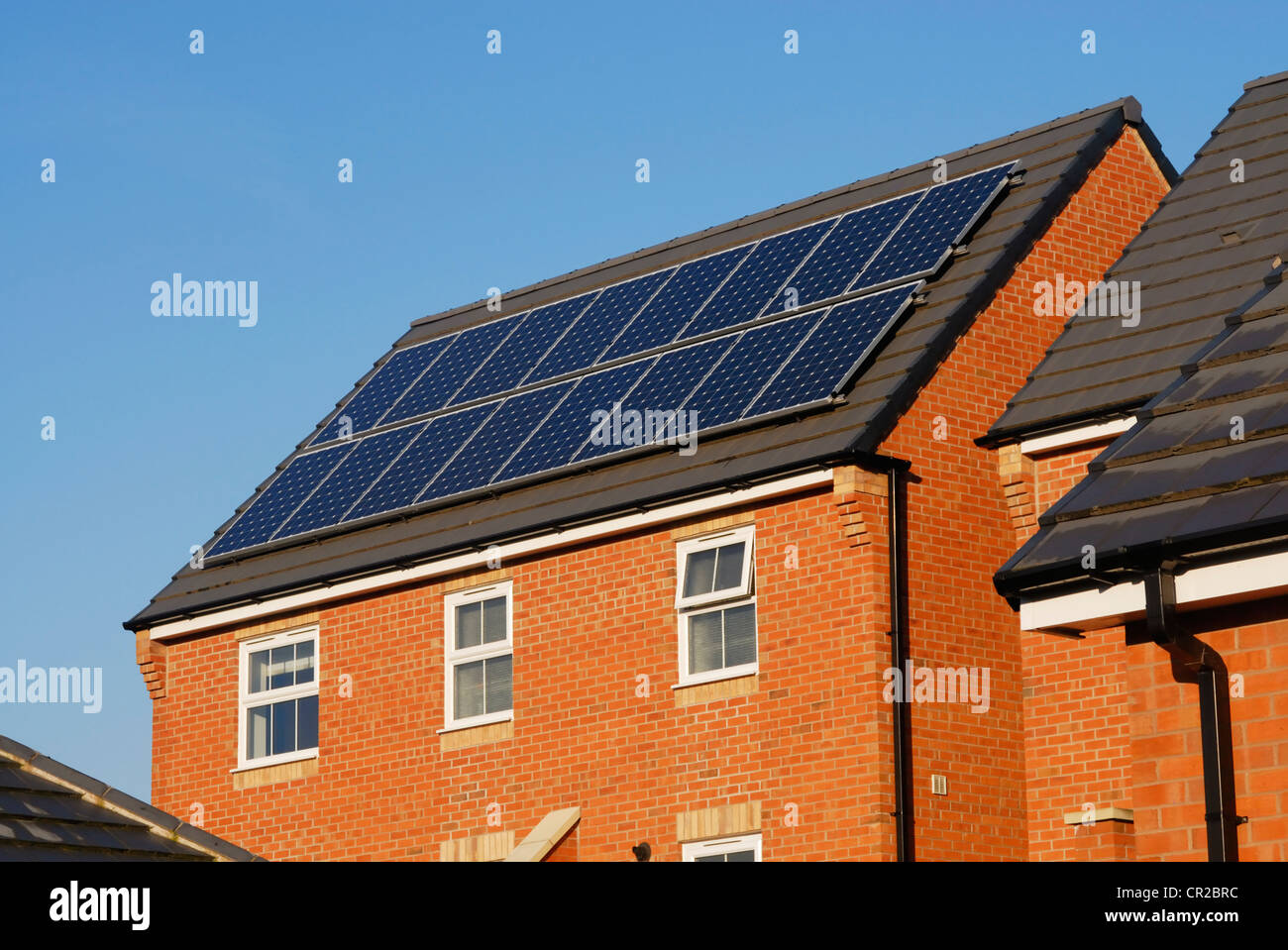 Maison moderne avec des panneaux solaires sur le toit. Banque D'Images