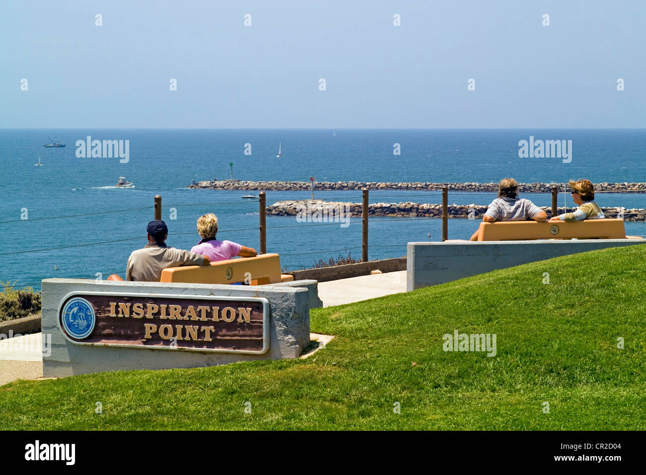 Inspiration Point de Corona del Mar surplombe le magnifique bleu de l'océan Pacifique et l'entrée du chenal à Newport Harbor à Newport Beach en Californie. Banque D'Images Inspiration Point de Corona del Mar surplombe le magnifique bleu de l'océan Pacifique et l'entrée du chenal à Newport Harbor à Newport Beach en Californie. Banque D'Images