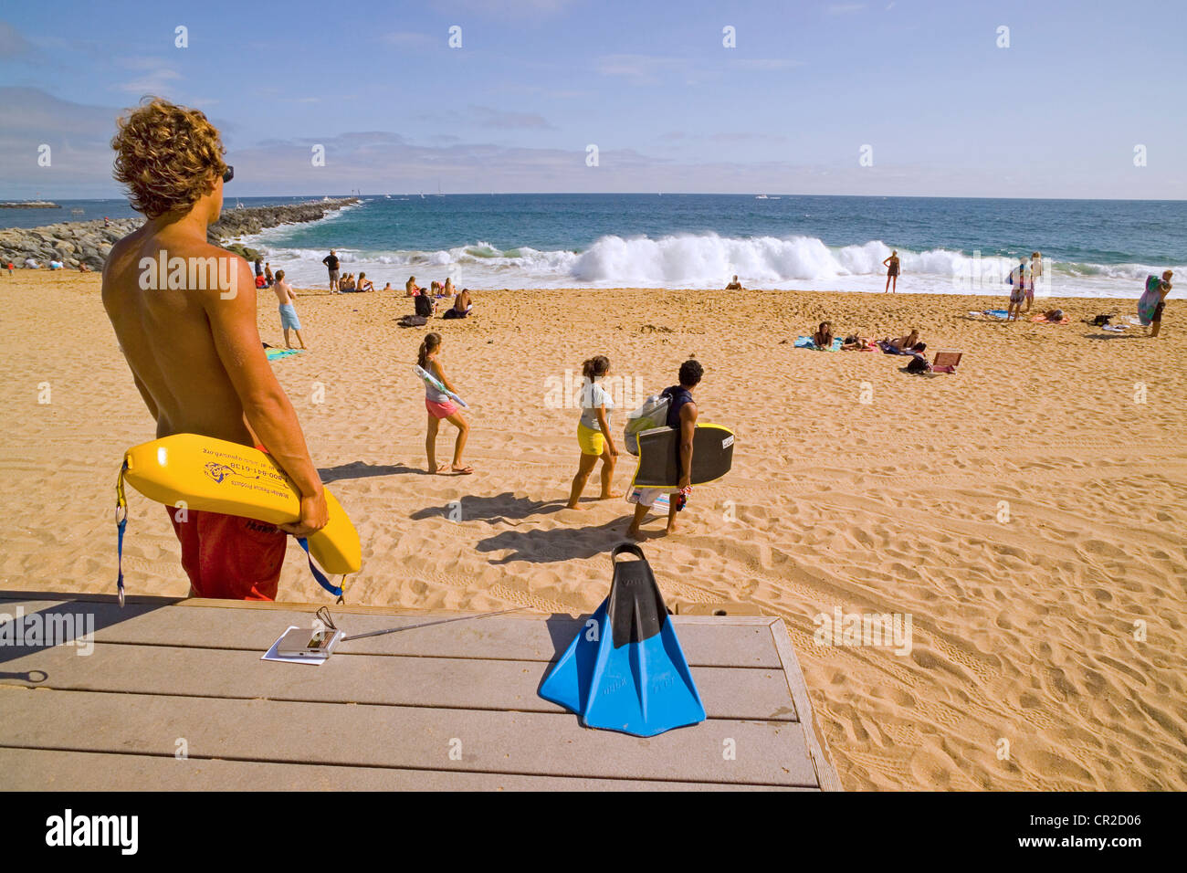 Un sauveteur bronzée veille sur les personnes fréquentant les plages qui aiment le sable et l'océan Pacifique de surf à Newport Beach en Californie du Sud, aux États-Unis. Banque D'Images