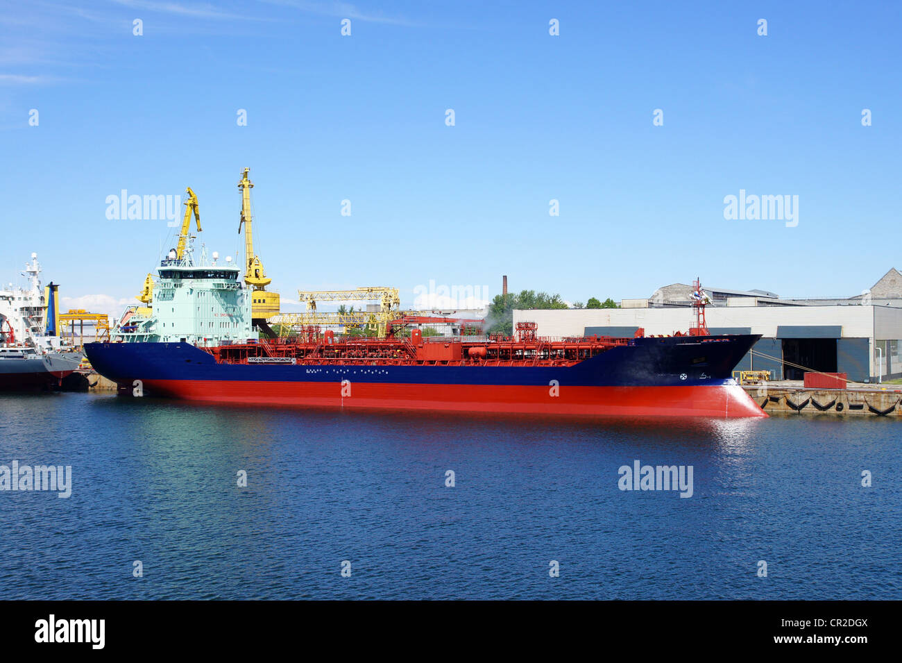 Le grand tanker sur un fond du ciel bleu Banque D'Images