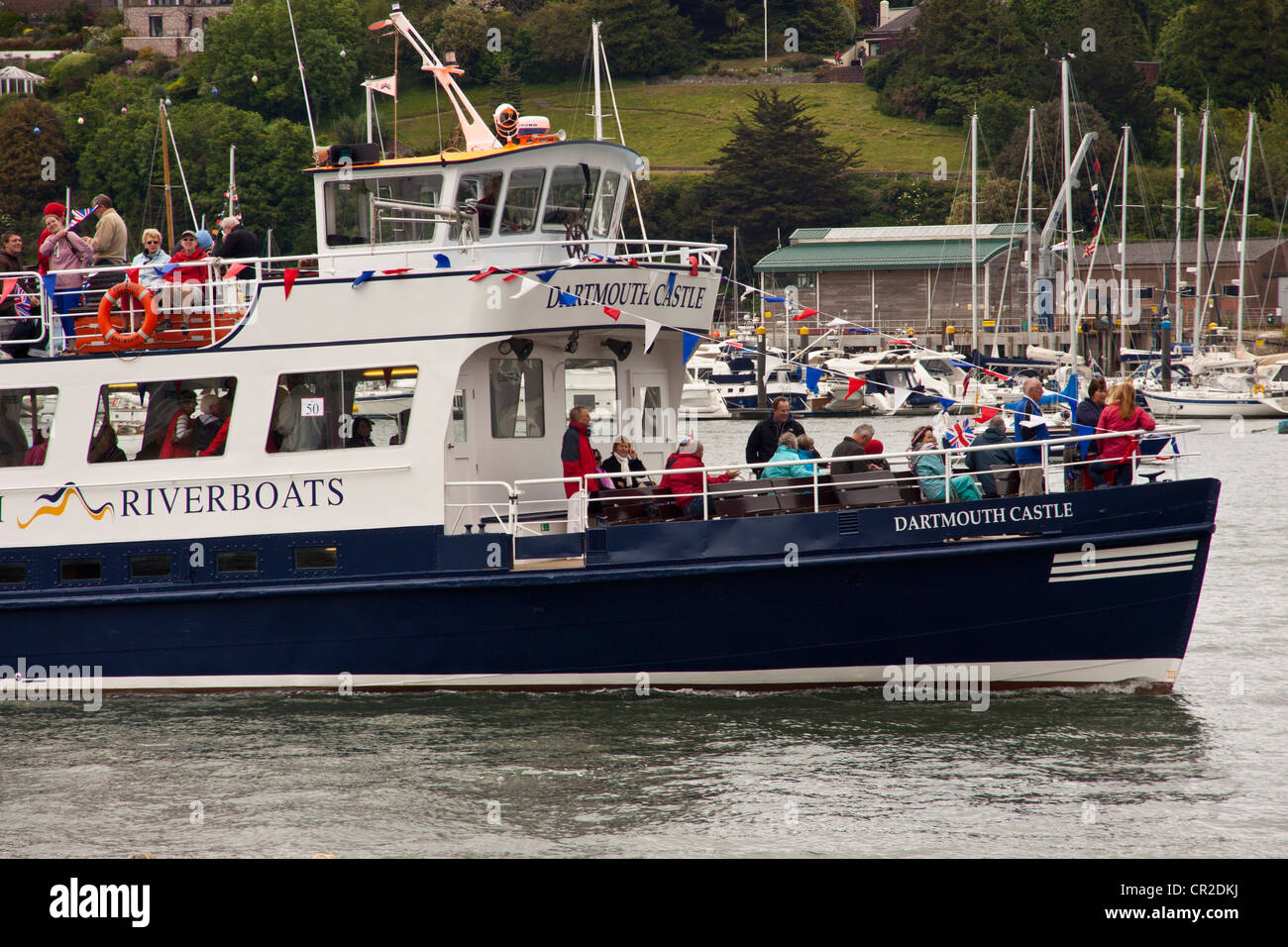 Yachts de luxe et bateaux à moteur sur la rivière Dart à Dartmouth une flottille de bateaux pour célébrer le jubilé de diamant Banque D'Images