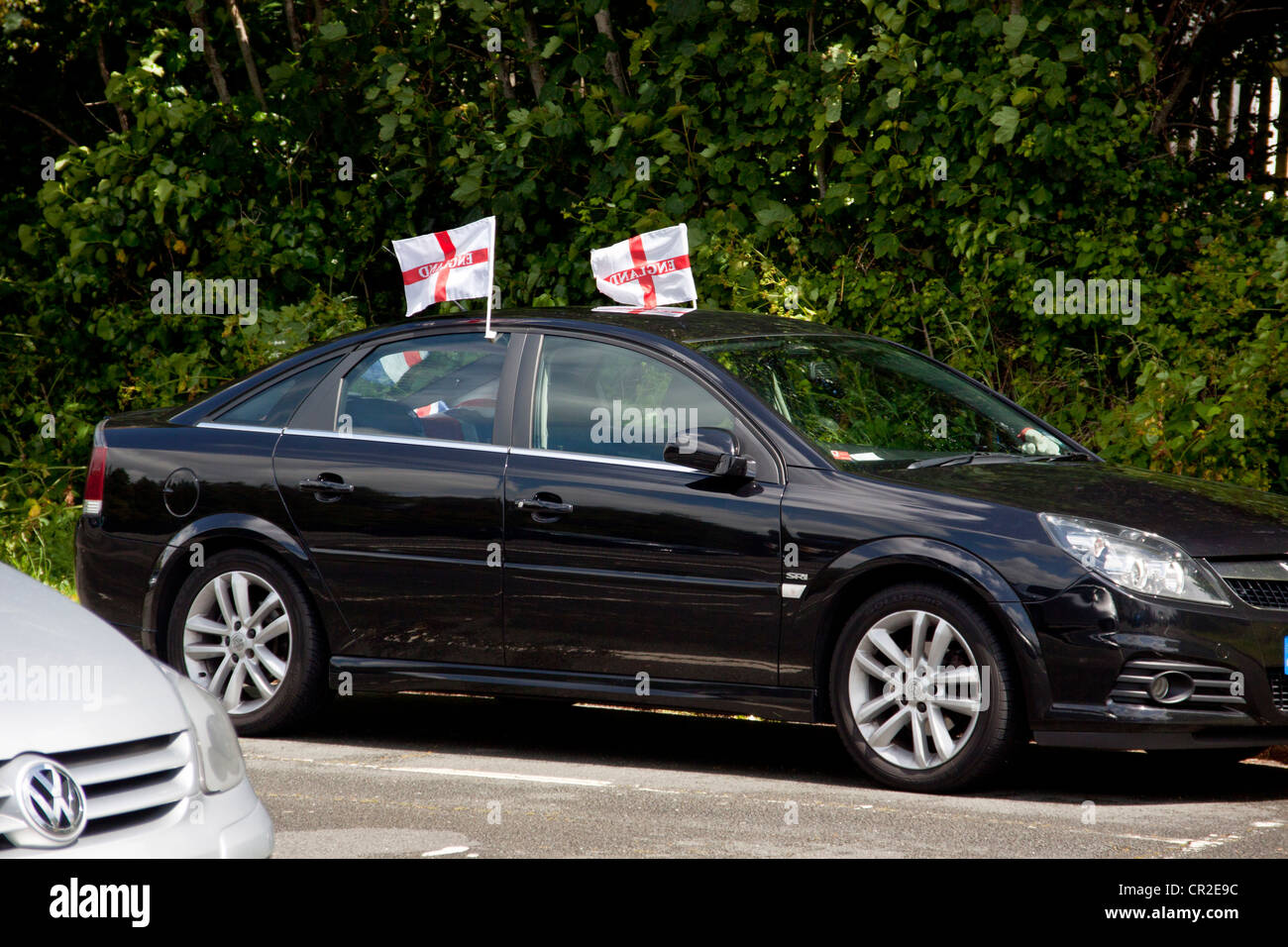 Voiture noire avec St George Angleterre drapeaux en célébration de l'euro 2012, jubilé de diamant, Jeux Olympiques de 2012 à Londres. Banque D'Images