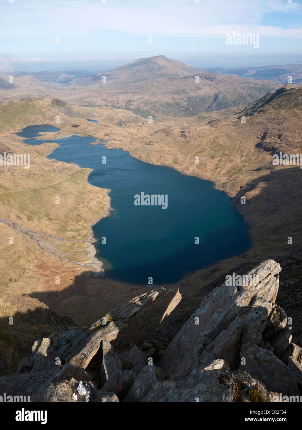Une vue sur le lac de Llyn Llydaw dans mcg Dyli, Snowdon. Prises à partir de Y. Lliwedd Le pic de Moel Siabod à voir à l'horizon. Banque D'Images