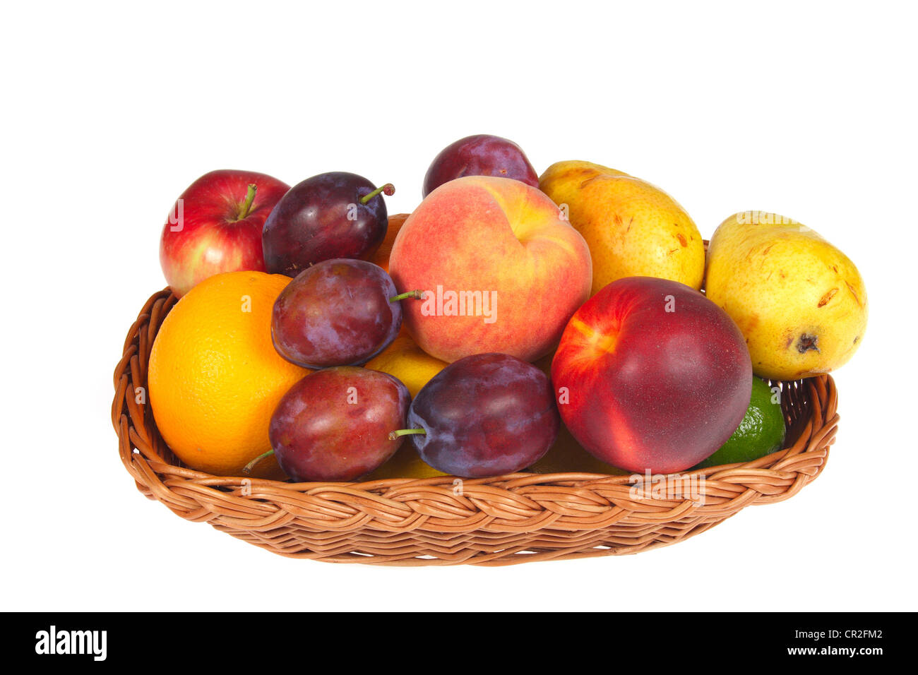 Les fruits dans un panier, photo sur le fond blanc Banque D'Images