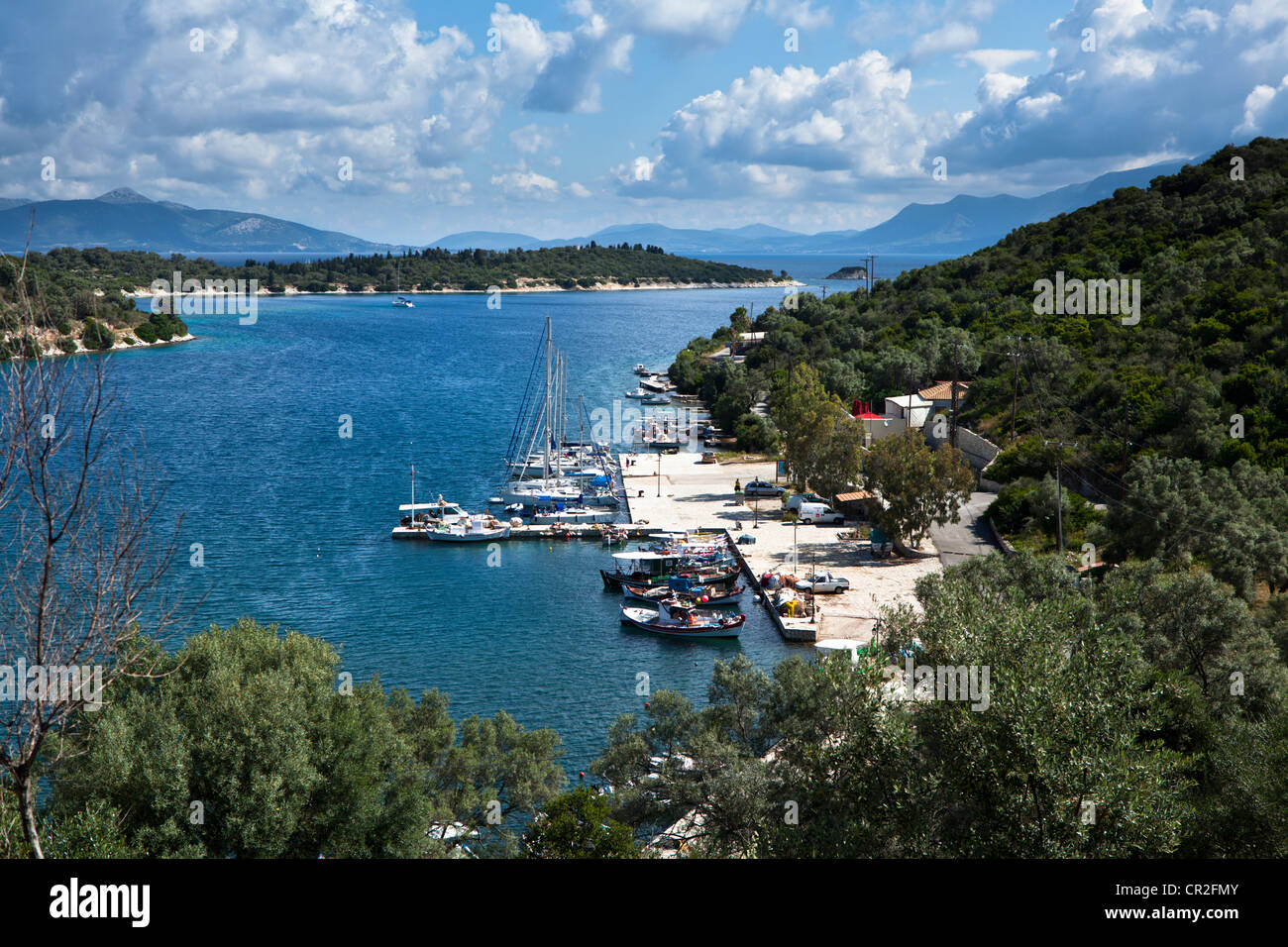 Le port de Port Atheni sur l'île de Meganisi, Mer Ionienne, Grèce Banque D'Images