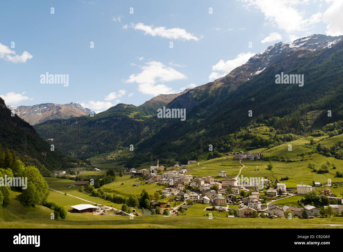 Paysage de montagne Alpes Suisse traditionnel avec petit village Banque D'Images