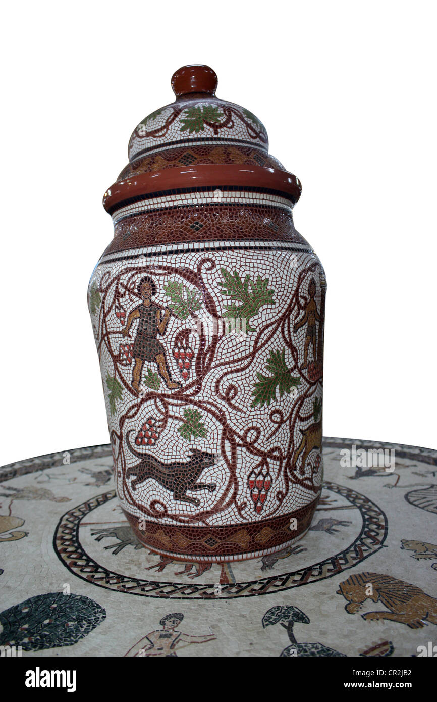 Illustrations et dessins colorés peints sur un pot en argile Banque D'Images Illustrations et dessins colorés peints sur un pot en argile Banque D'Images