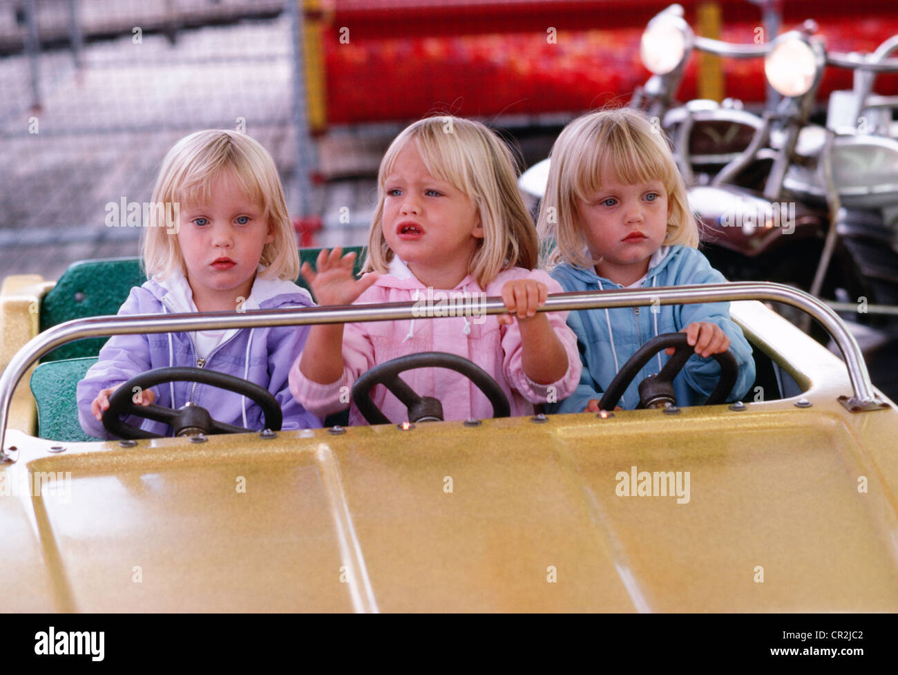 Identiques Triplet Girl Sisters Take a Carnival Ride, USA, 1986 Banque D'Images