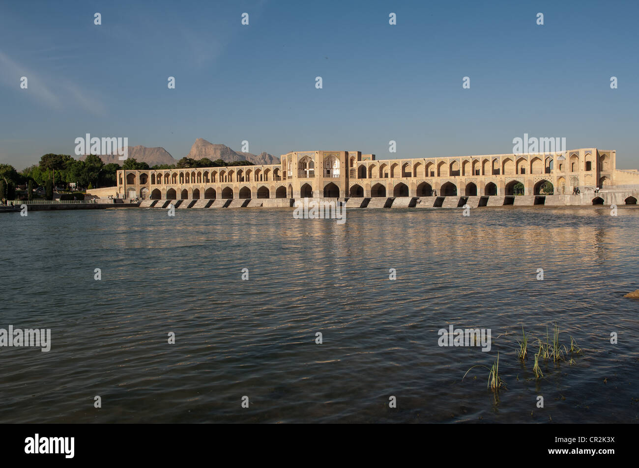 L'IRAN, Ispahan, Pont Khaju, il a été construit par le roi safavide Shah Abbas II, vers 1650 de notre ère. Banque D'Images