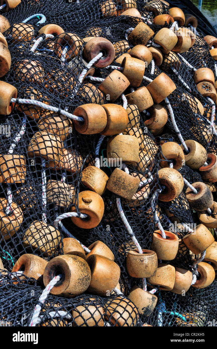 Tas de filets de pêche et flotte sur un quai de la Floride Banque D'Images