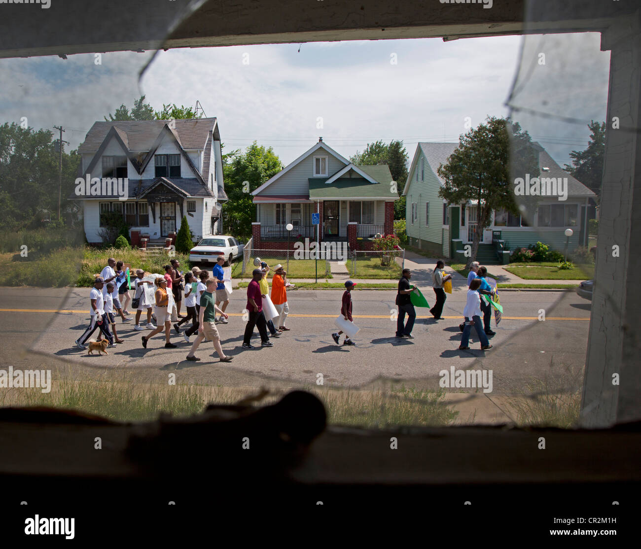 Les résidents du quartier Morningside de Detroit passer une maison abandonnée qu'ils mars contre la criminalité dans leur quartier. Banque D'Images