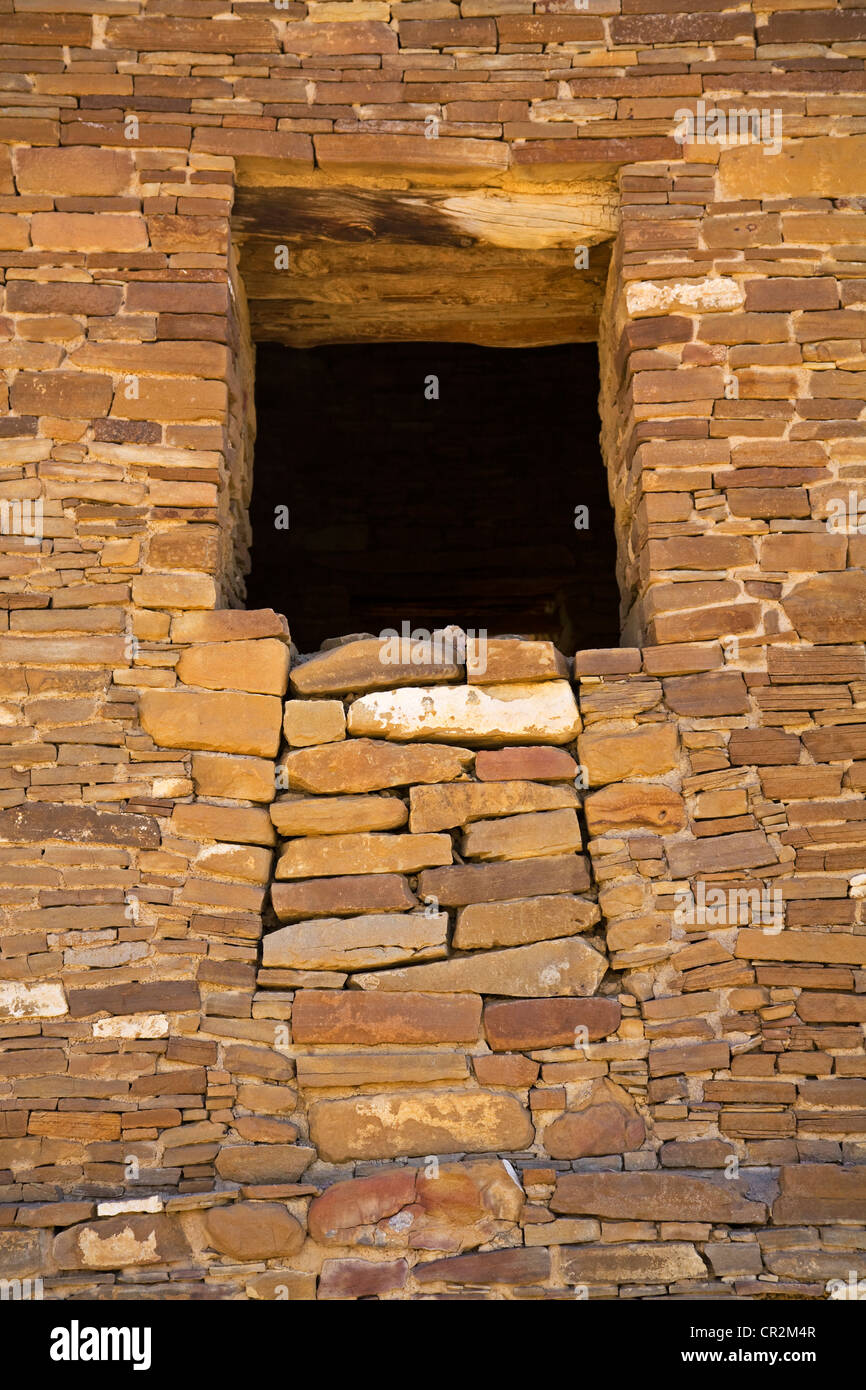 T T à porte à l'une des grandes maisons Anasazi massive au parc historique national de Chaco Canyon au Nouveau-Mexique. Banque D'Images