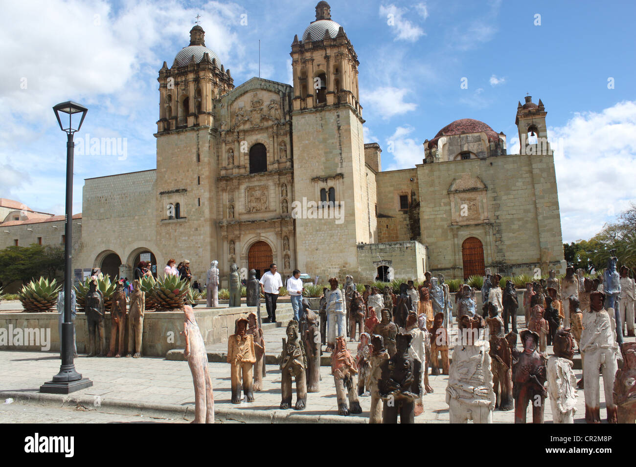 La Ville d'Oaxaca l'église Santo Domingo avec modèle d'art exposition en face d'elle montrant les immigrés mexicains faits en argile Banque D'Images