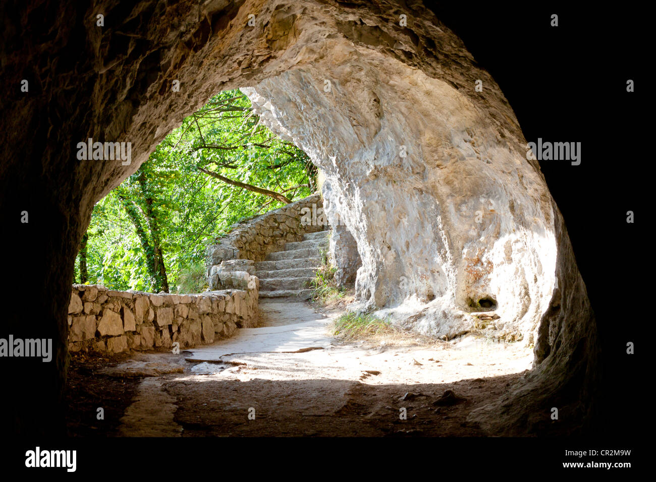 Voie dans le tunnel de pierre. Les lacs de Plitvice - CROATIE. Banque D'Images