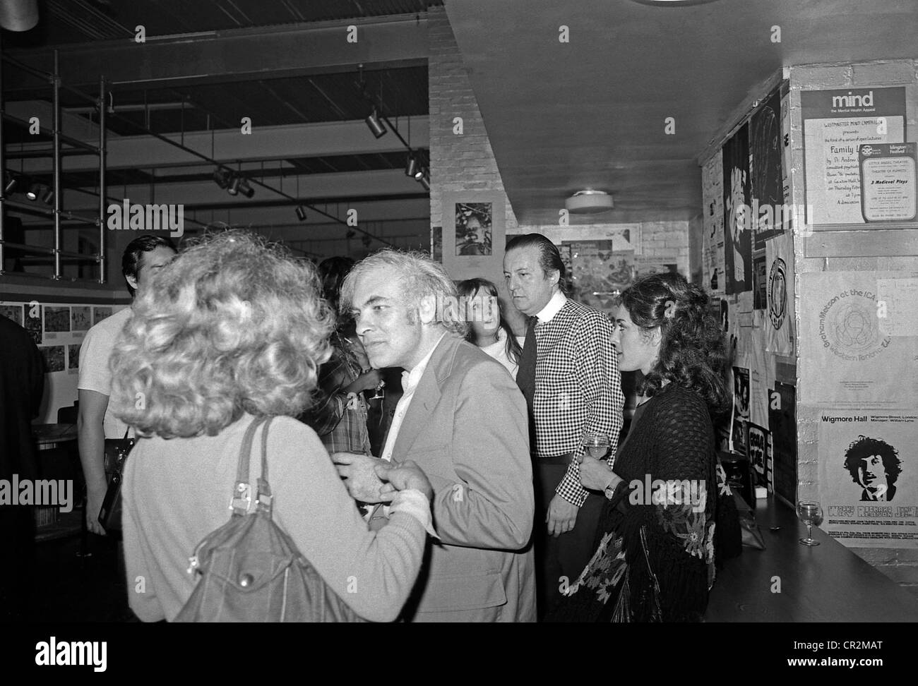 Alvin Boyarsky (premier plan à gauche) et Cedric Price avec Eleanor Bron châle noir à la session d'été de l'ICA à Londres UK 1972 KATHY DEWITT Banque D'Images