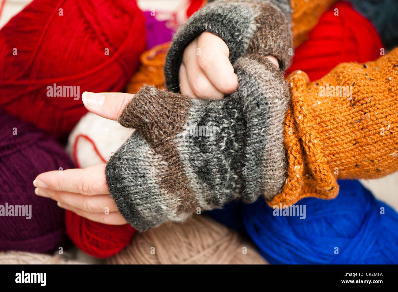 Man putting on sans doigts Gants Banque D'Images