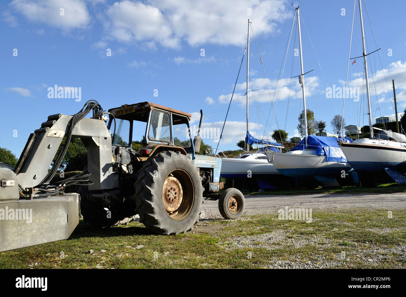 Rusty Ford tracteur et remorque, utilisé pour déplacer des bateaux disponibles dans et hors de l'eau. Vu à Redcliffe, près de Wareham, Dorset. Banque D'Images