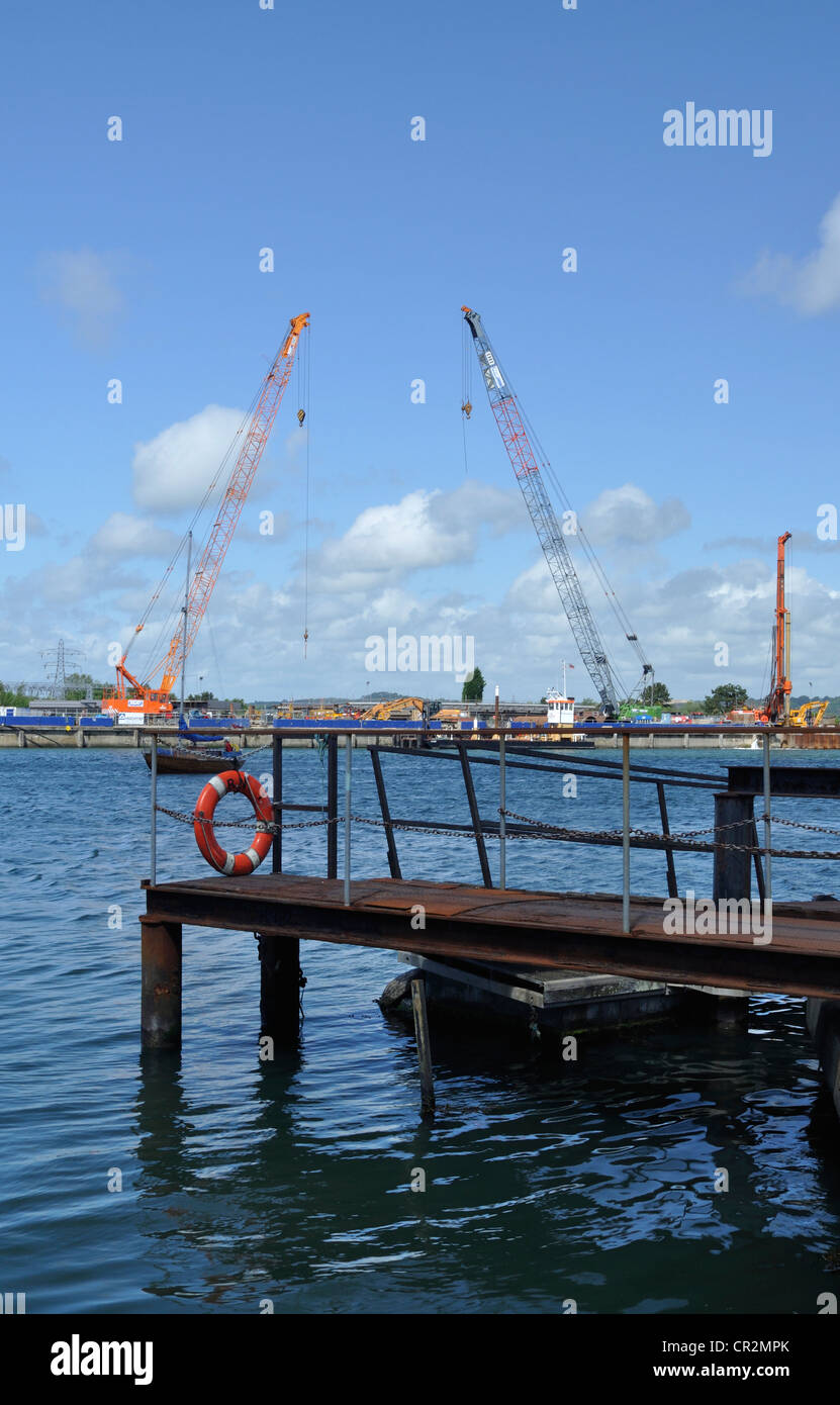 Partie de port de Poole, Dorset, avec des grues à utiliser lors de la construction de la double pont de levage de voiles à l'arrière-plan. Banque D'Images