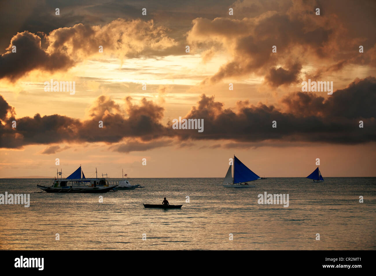 Philippine traditionnelle des bateaux sur le coucher du soleil. Boracay Island Banque D'Images