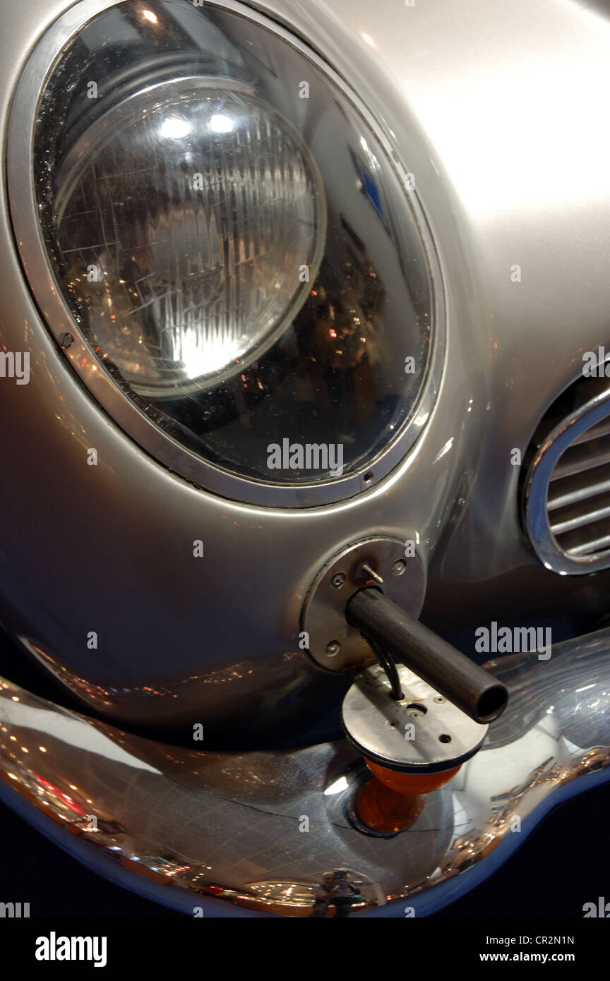 Veilleuses de mitrailleuse dans James Bond 007 Aston Martin DB5 à Jersey Goldsmiths Banque D'Images