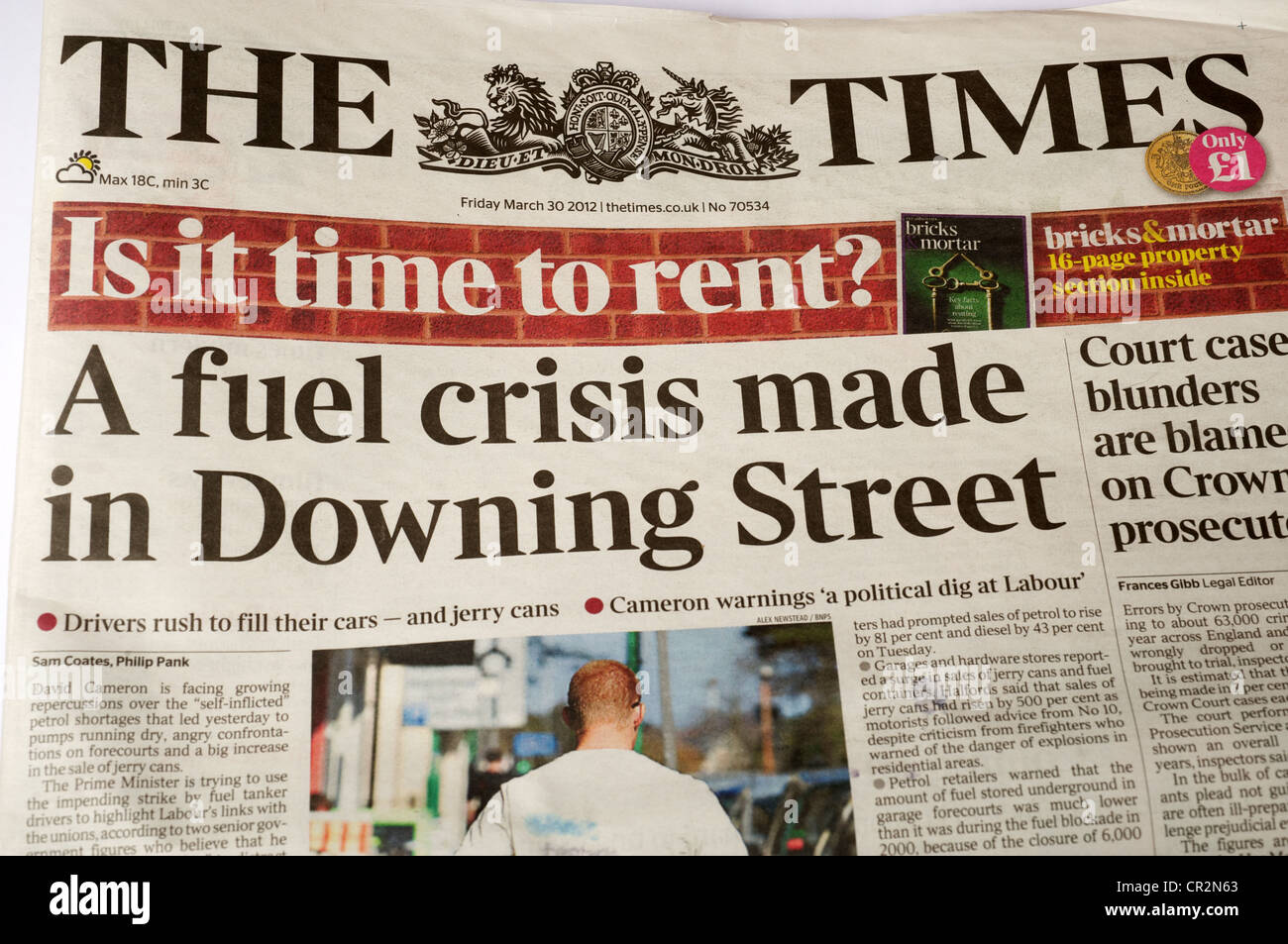 Le journal The Times avec le titre "une crise du carburant fait à Downing Street' Banque D'Images