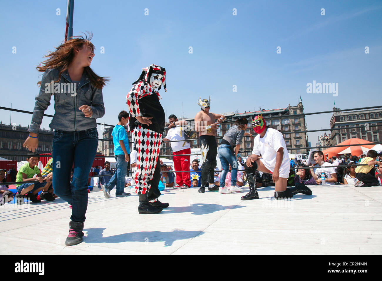 Luchadors mexicains divertir les gens avec lucha libre sur un Zocalo sur un week-end à Mexico Banque D'Images