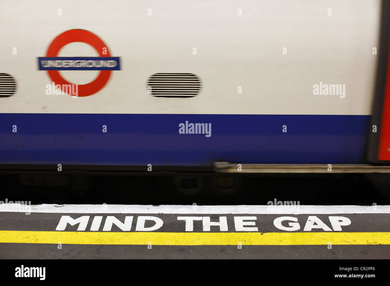 Un 'Mind l'écart' signe sur la plate-forme à la station de métro Kentish Town, Londres. Banque D'Images