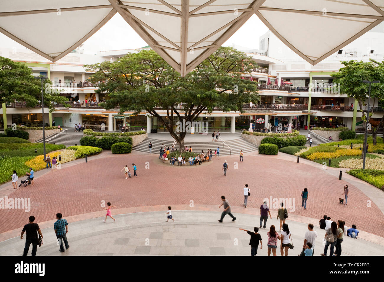 Les terrasses à Ayala Center Cebu shopping mall, partie de Cebu Business Park. La ville de Cebu, Cebu, Visayas, Philippines. Banque D'Images