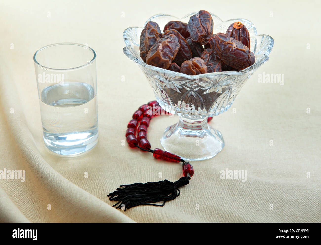 Petit-déjeuner de Ramadan et de l'eau dates avec chapelet Banque D'Images