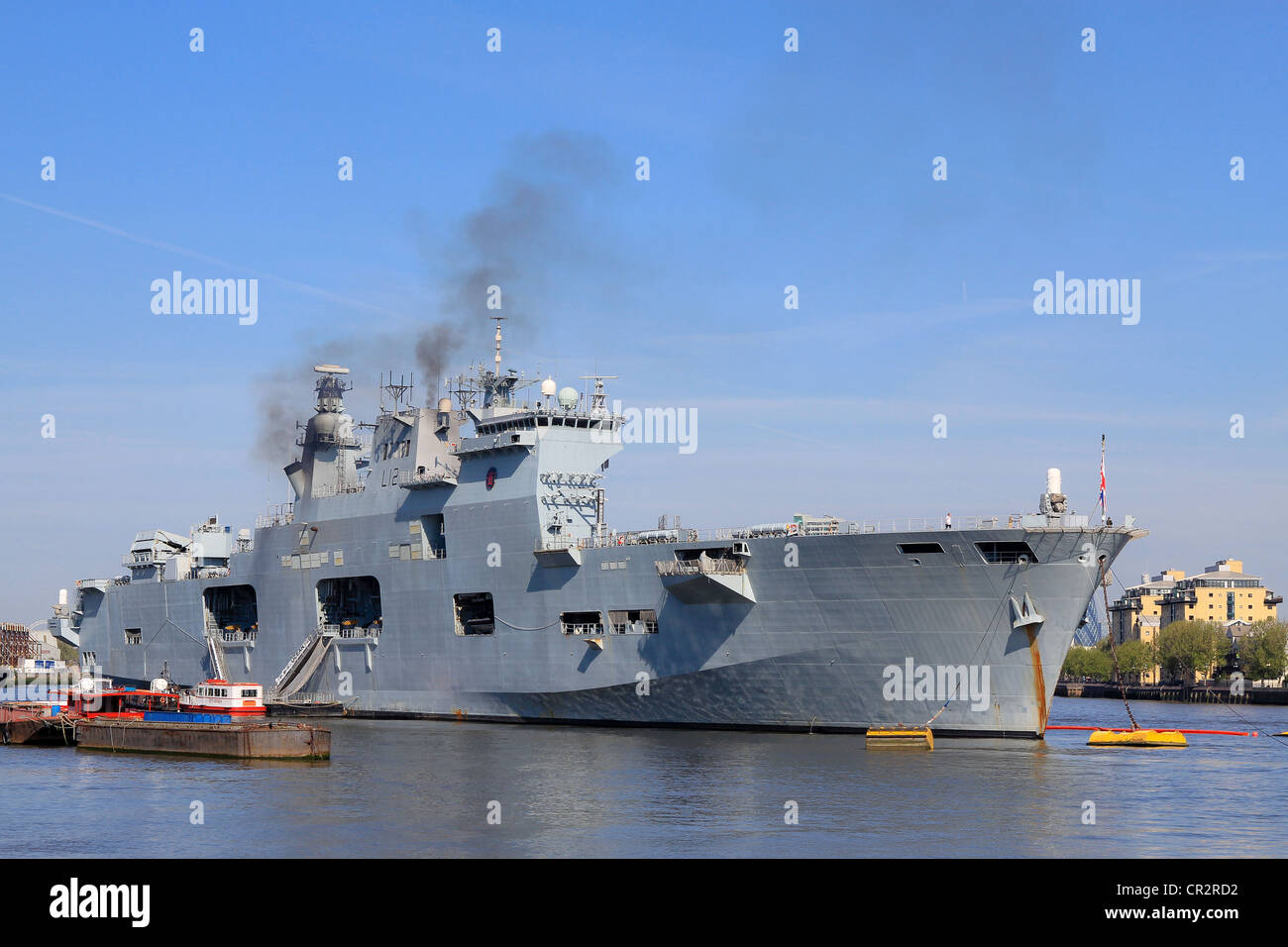 Le HMS Ocean amarré près de Greenwich sur le jours avant la célébration du Jubilé de diamant Banque D'Images