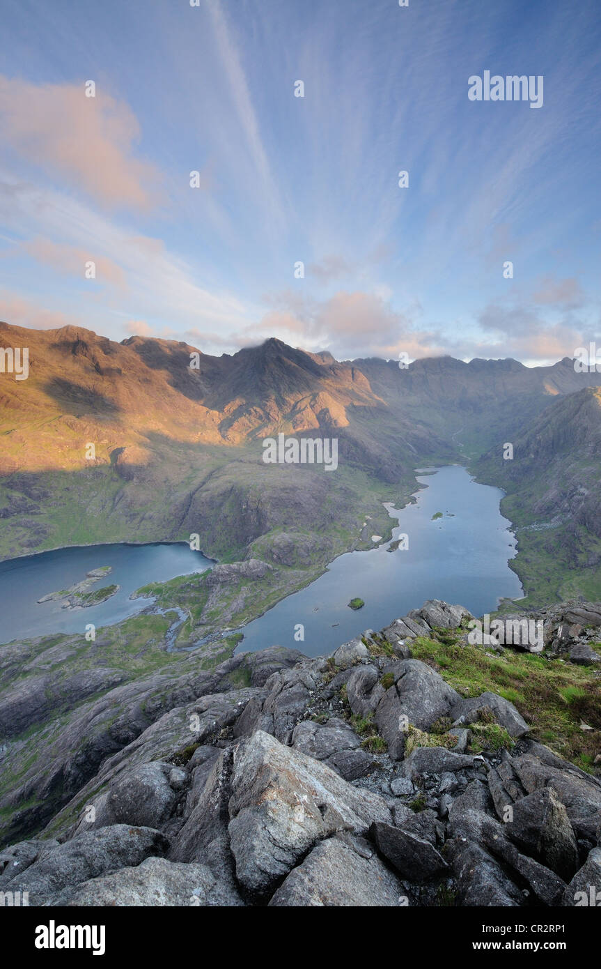 Vue de Sgurr na ires sur Loch Coruisk au pics déchiquetés de la Black Cuillin Hills, à l'île de Skye, en Ecosse Banque D'Images