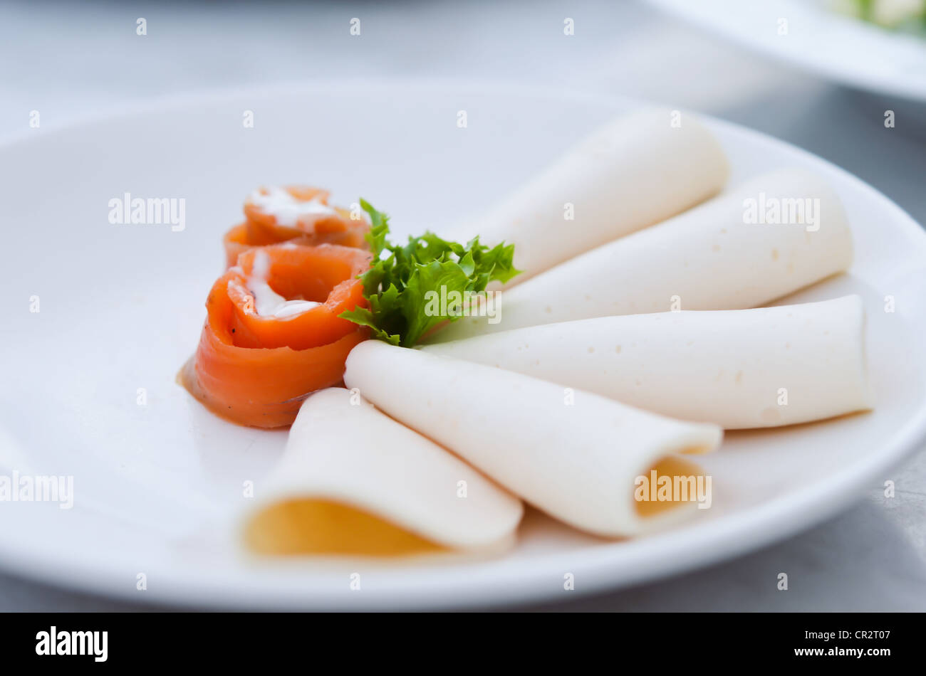 Jambon et saumon fumé on white plate Banque D'Images