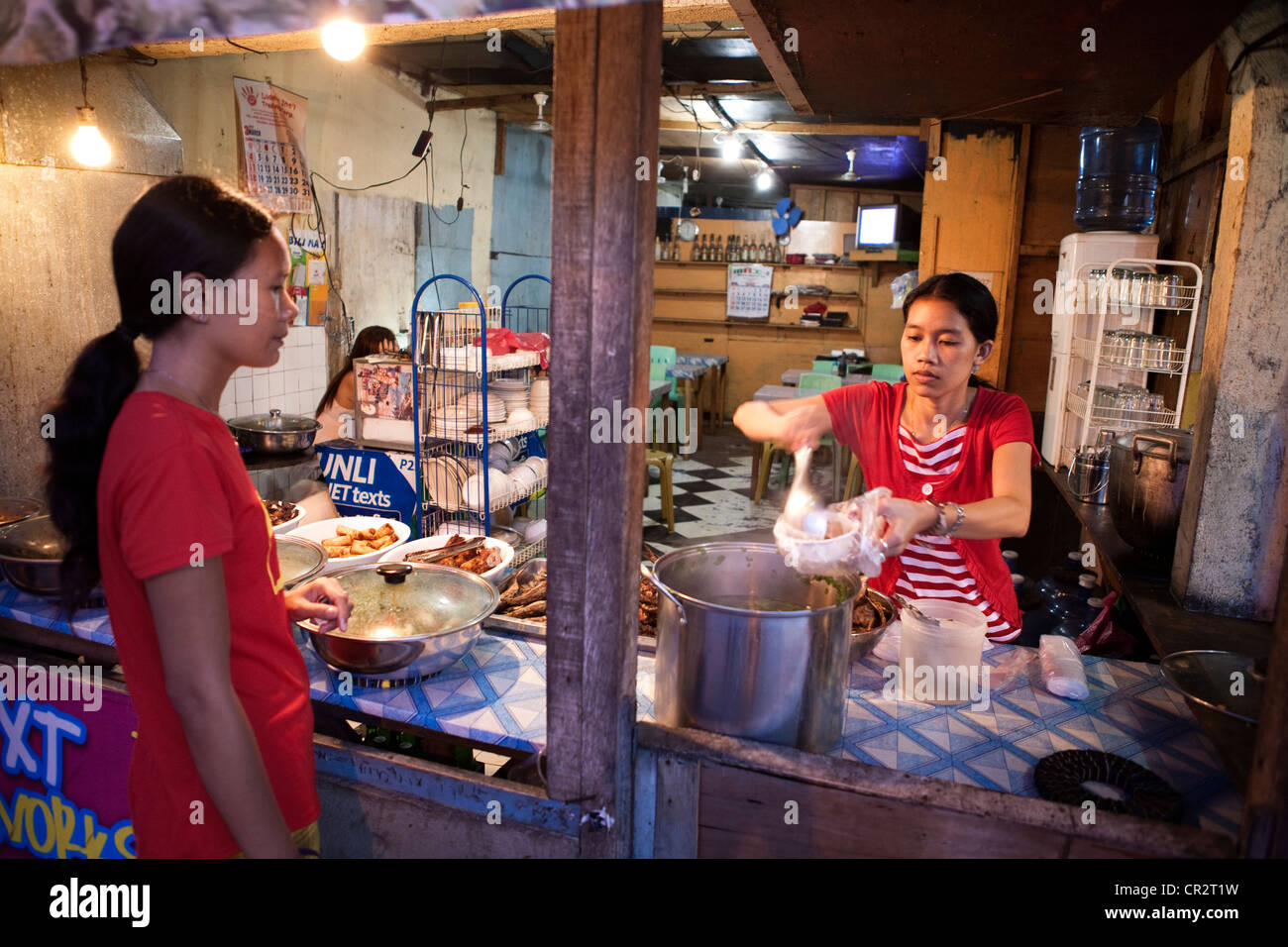 Philippine à l'achat d'aliments dans un éventaire routier eatery. Lapu-Lapu City, Metro Cebu, Mactan Island, Visayas, Philippines. Banque D'Images