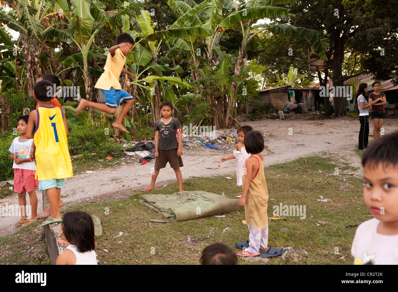 Filipino enfants jouant sur le terrain. Lapu-Lapu City, Metro Cebu, Mactan Island, Visayas, Philippines. Banque D'Images