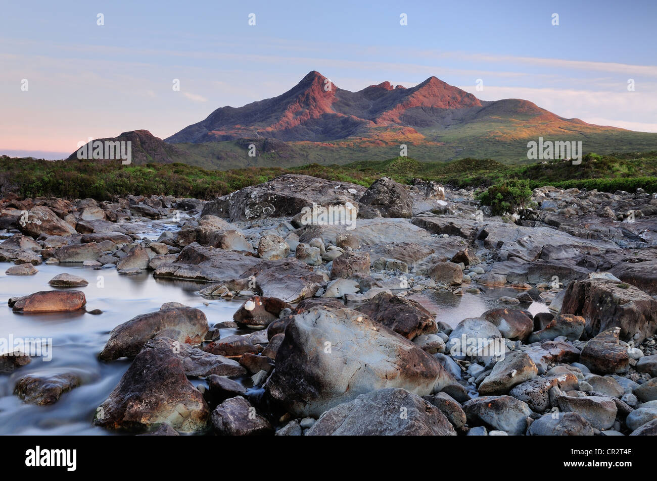 La lumière du soleil du soir sur la rivière Sligachan et les pics déchiquetés de la Black Cuillin Hills, à l'île de Skye, en Ecosse Banque D'Images