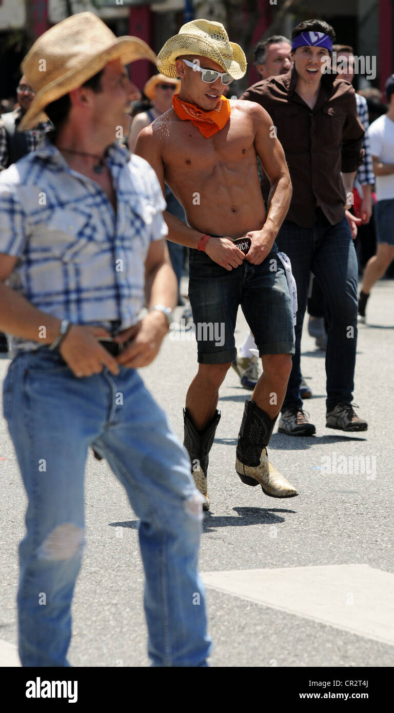 Danseurs de divertir les spectateurs lors de l'Assemblée Los Angeles Pride Parade à West Hollywood, Juin 2012 Banque D'Images