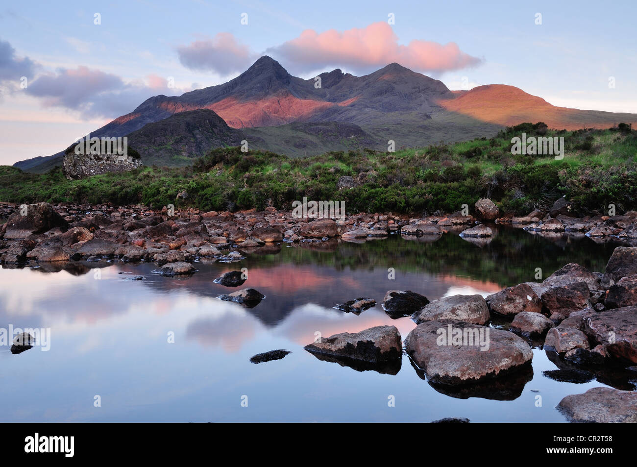 Aube rose lumière du soleil sur les conseils de la Black Cuillin Hills, reflétée dans la rivière Sligachan sur l'île de Skye Banque D'Images