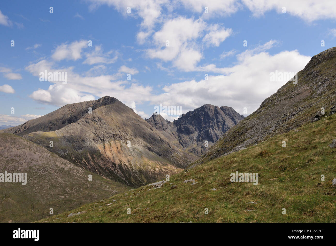 Vue vers Garbh Bheinn et Blabheinn depuis les pentes herbeuses de Marsco, île de Skye, Écosse Banque D'Images
