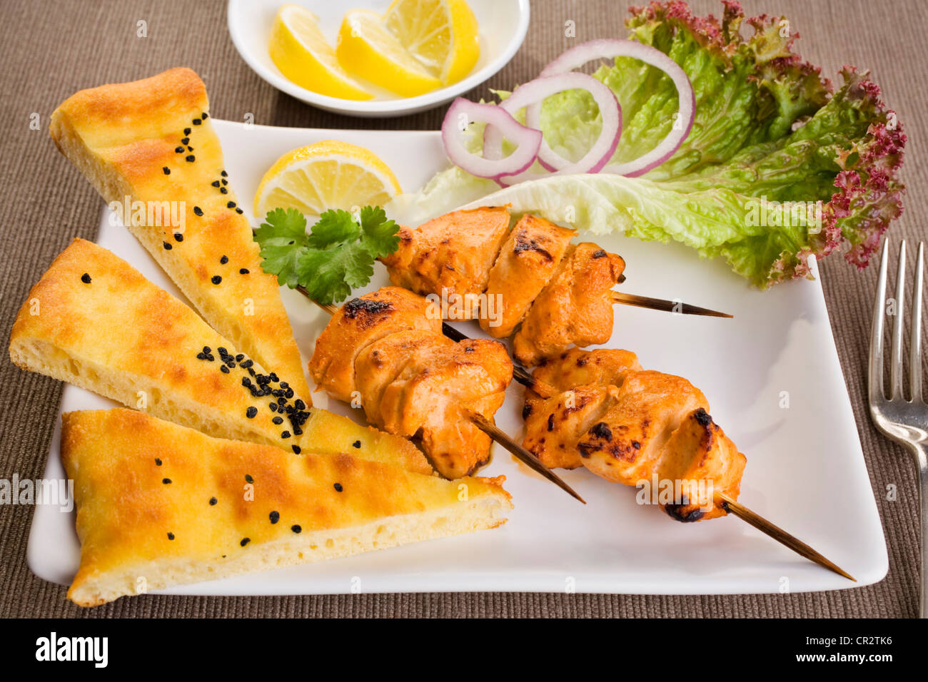 Du poulet tandoori avec du pain naan et salade. Banque D'Images