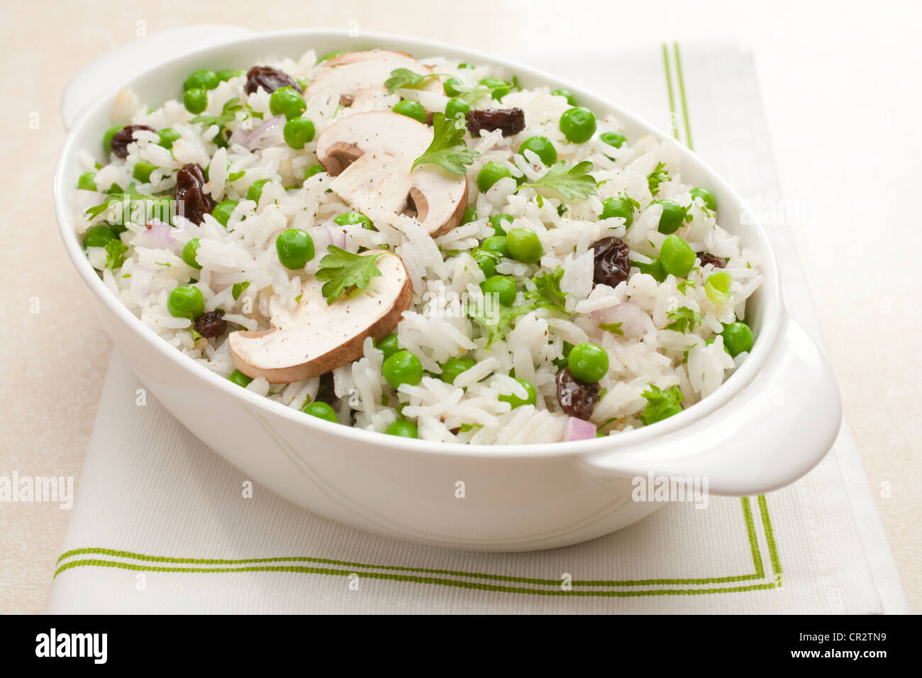 Une salade de riz avec des pois et des champignons Banque D'Images