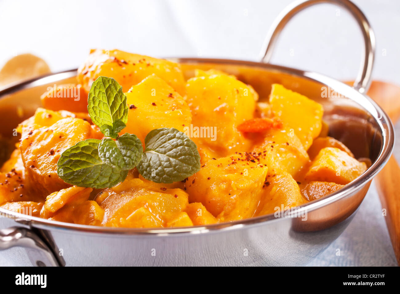 Pommes de terre cuites dans une sauce au curry, pommes de terre Bombay est une invention de la Western curry maisons. Banque D'Images