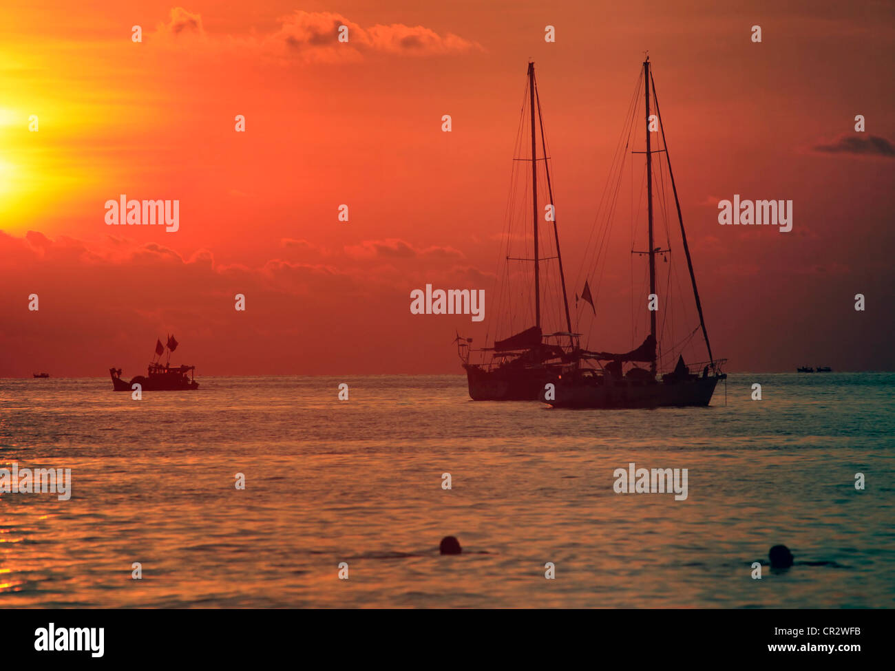 Philippine traditionnelle des bateaux sur le coucher du soleil. Boracay Island Banque D'Images