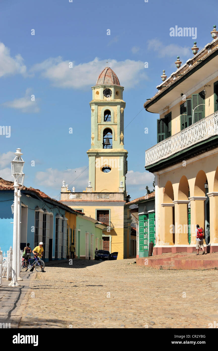 Le Convento de San Francisco de Asis Monastère, Musée national de la Lucha Contra Bandidos, clocher et rue typique, Trinité Banque D'Images