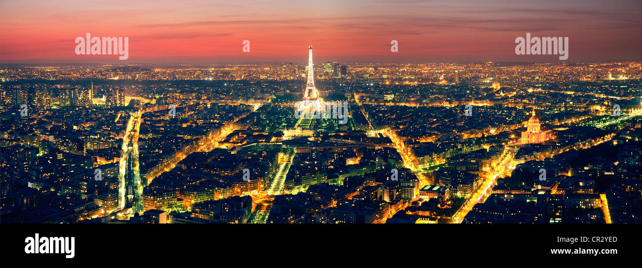 France, Paris, la Tour Eiffel lumineuse (© SETE-Illuminations Pierre Bideau) vue depuis le quartier Montparnasse Banque D'Images