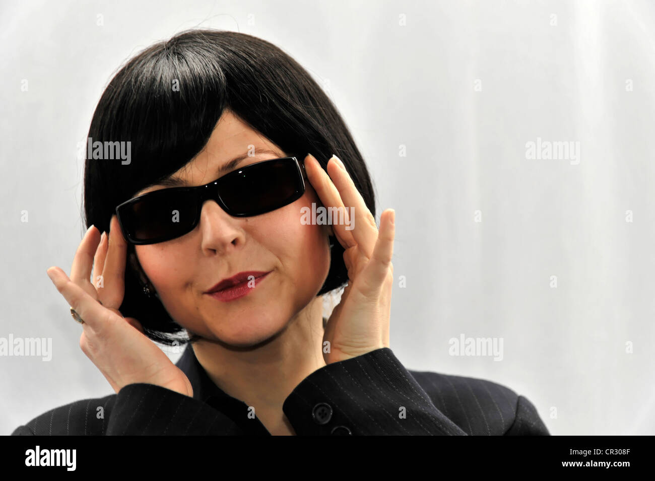 Young woman trying on sunglasses Banque D'Images