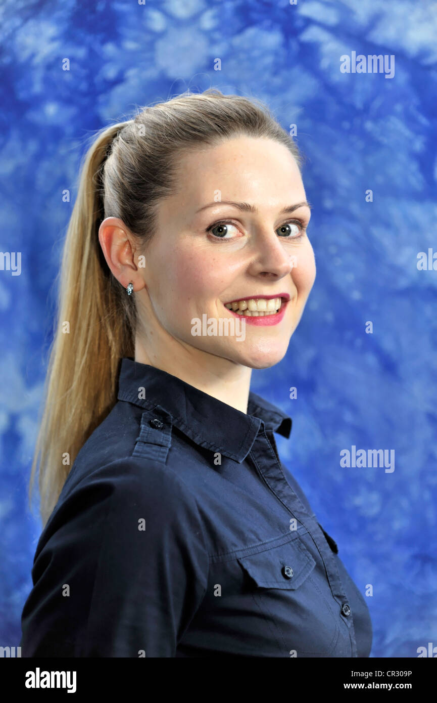 Jeune femme souriante, à la recherche heureux et content Banque D'Images