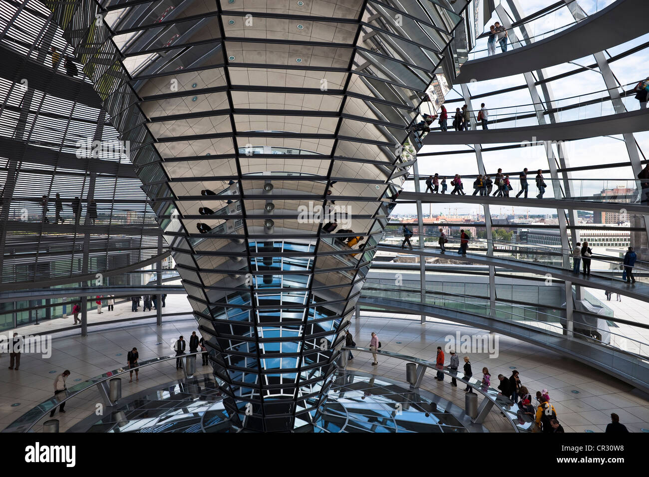 Allemagne, Berlin, le Reichstag, le dôme en verre du Bundestag (Parlement allemand) depuis 1999 par l'architecte Sir Norman Foster Banque D'Images