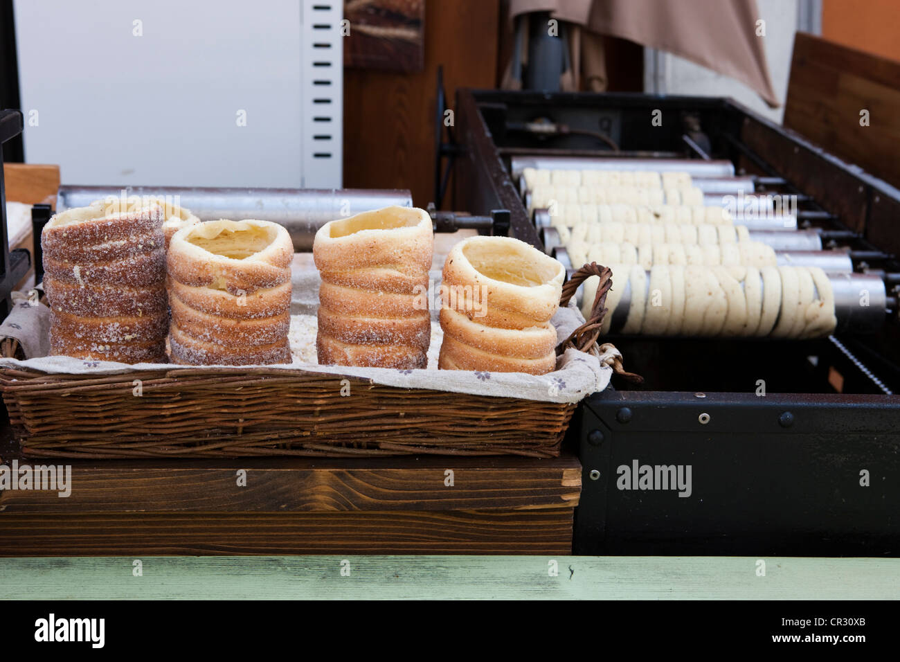 Vente de stand Trdelník, pâtisserie typique, dans le centre-ville historique de &# 268;Český Krumlov, classé au Patrimoine Mondial de l'UNESCO Banque D'Images